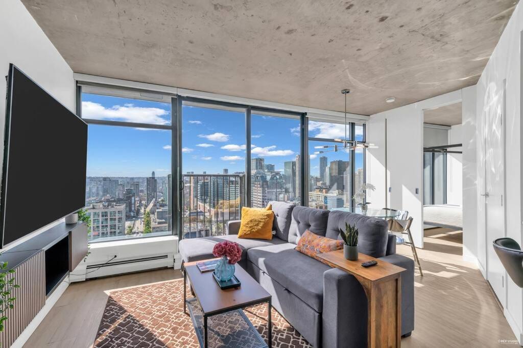 Skyview, 40th Floor! 2br In Downtown Apartment