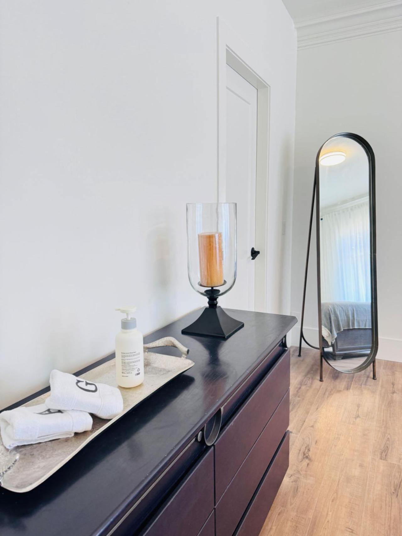 Master Queen Bedroom Private Bathroom In West Guest house Vancouver