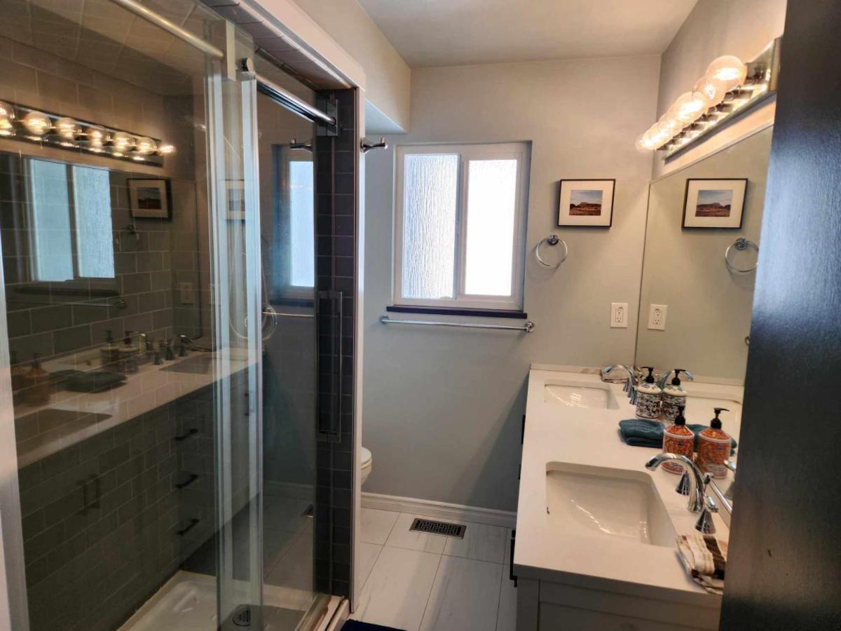 Holiday home Modern Comfort- Furnished 3-bedroom Oasis In Vibrant