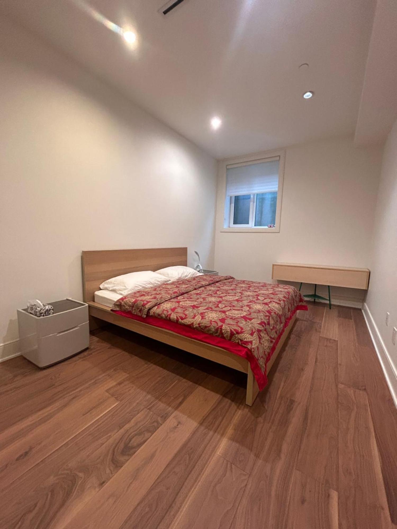 Homestay King Size Bedroom With Private Bath & Living *