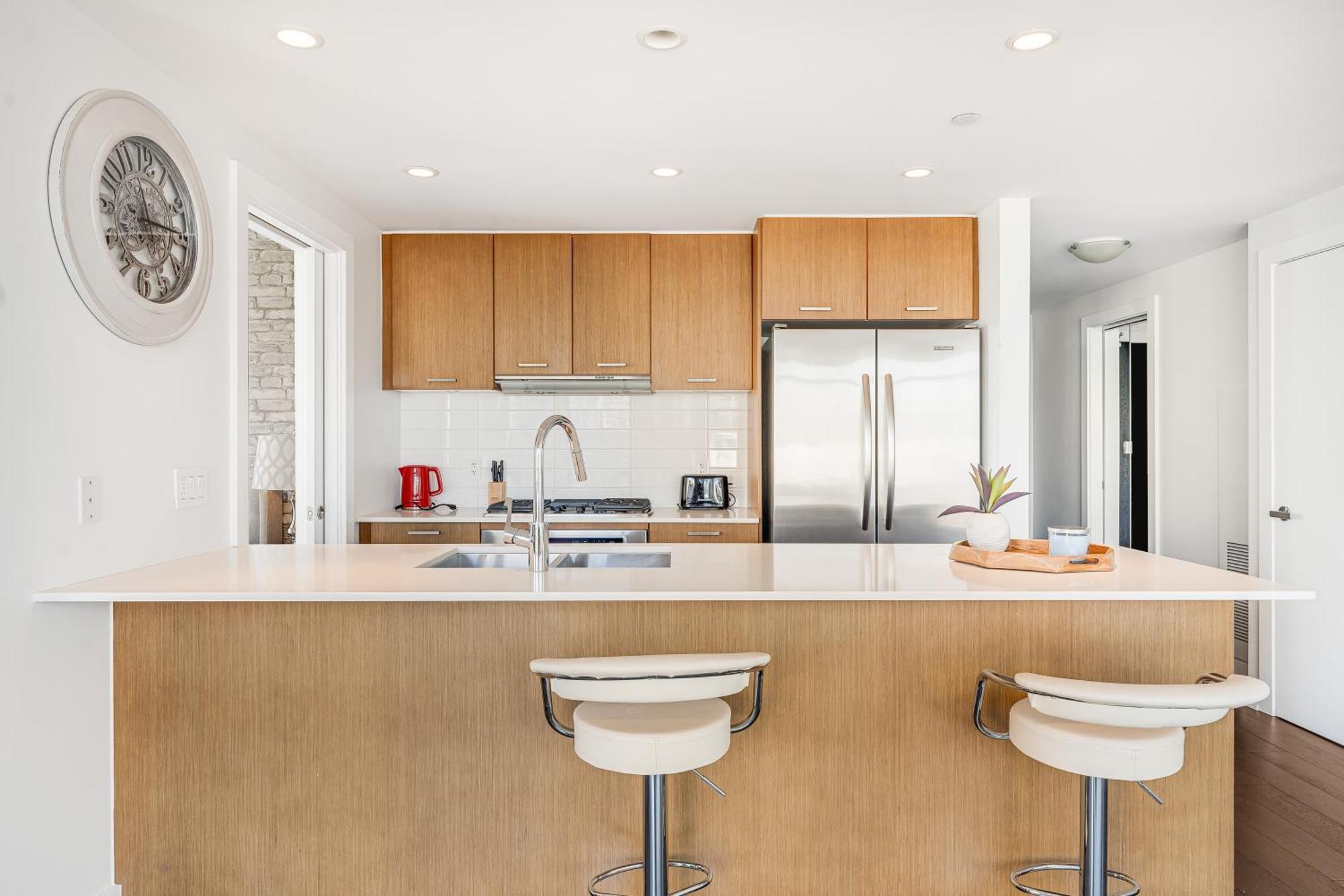 Apartment Prime Waterfront Living 2 Bedroom With Breathtaking City Views *