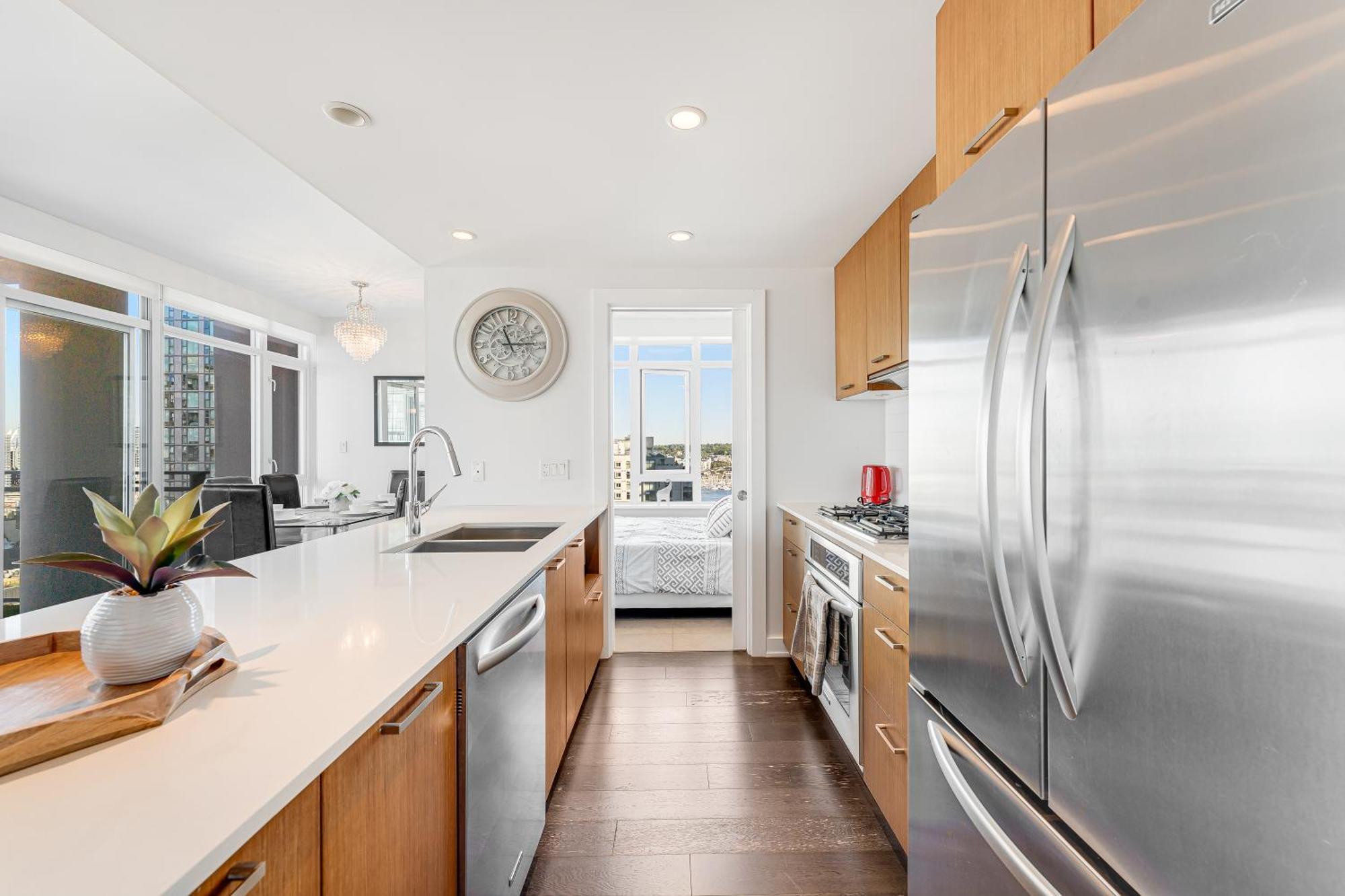 Apartment Prime Waterfront Living 2 Bedroom With Breathtaking City Views *