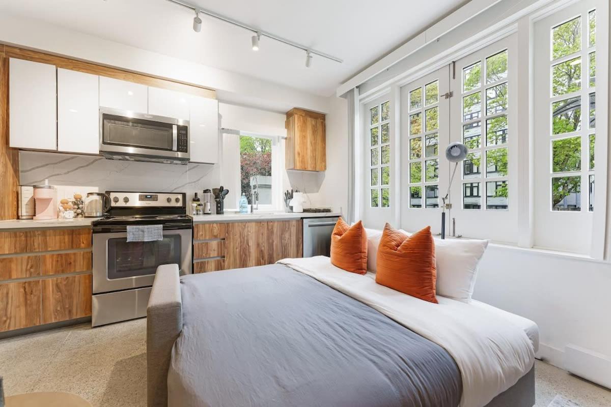 Designer Cozy In Vibrant West End Dwntwn Apartment