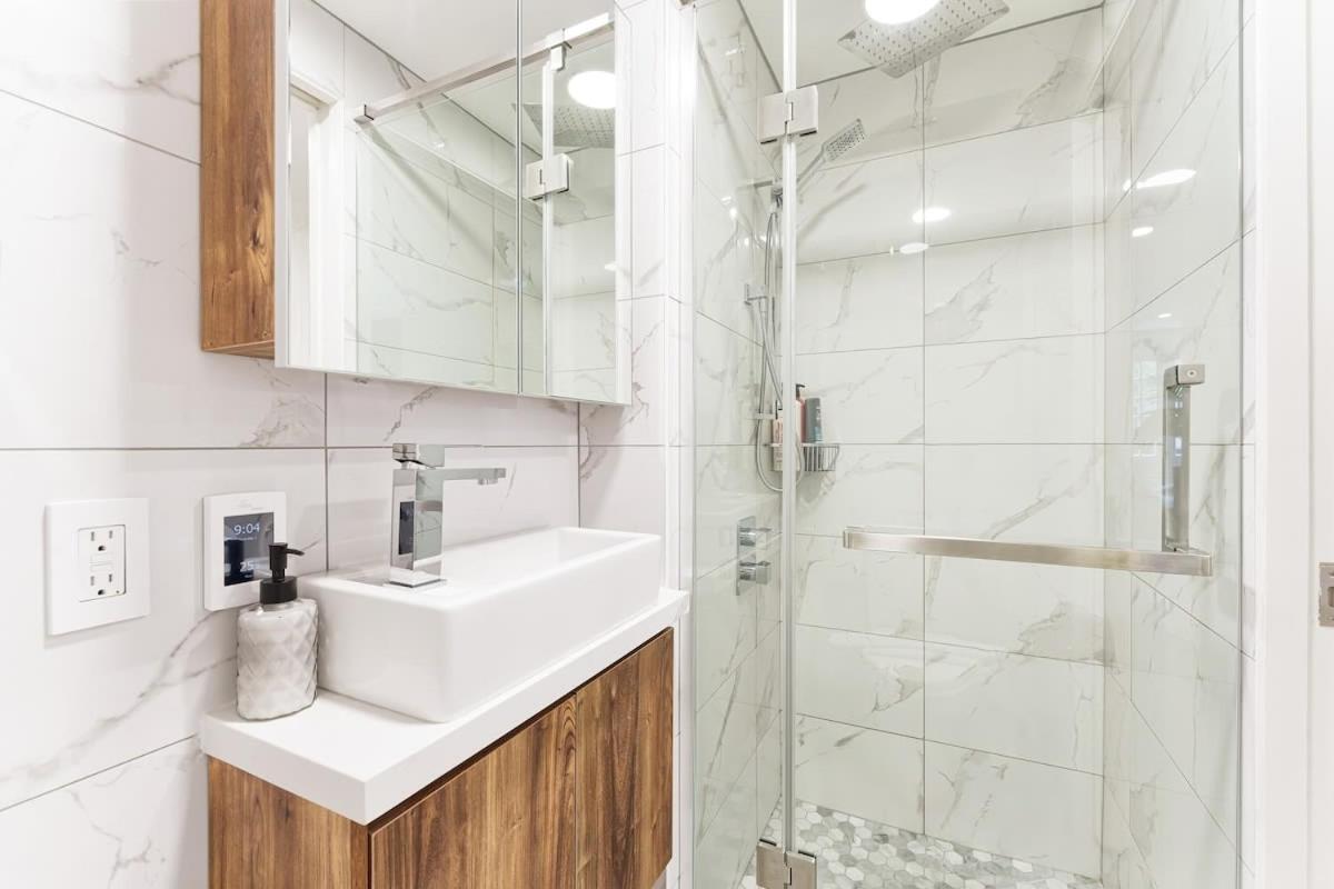 Designer Cozy In Vibrant West End Dwntwn Vancouver