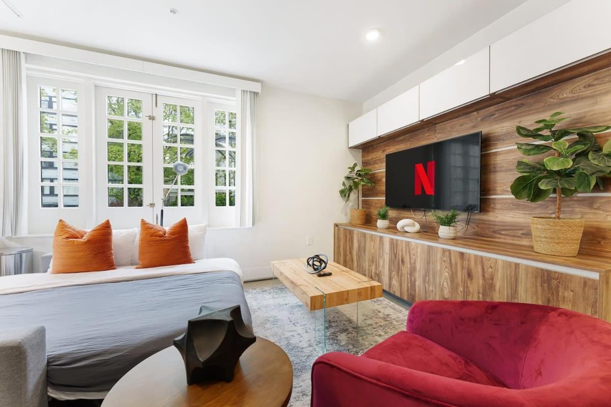 Designer Cozy In Vibrant West End Dwntwn Apartment *