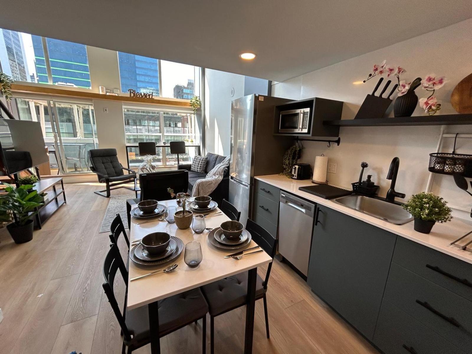 Elegant Unique Downtown Loft, Comfort & Convenience Combined Apartment Vancouver
