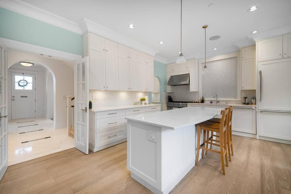 Luxury 4 Beds Ocean-view House Center Of Holiday home Vancouver