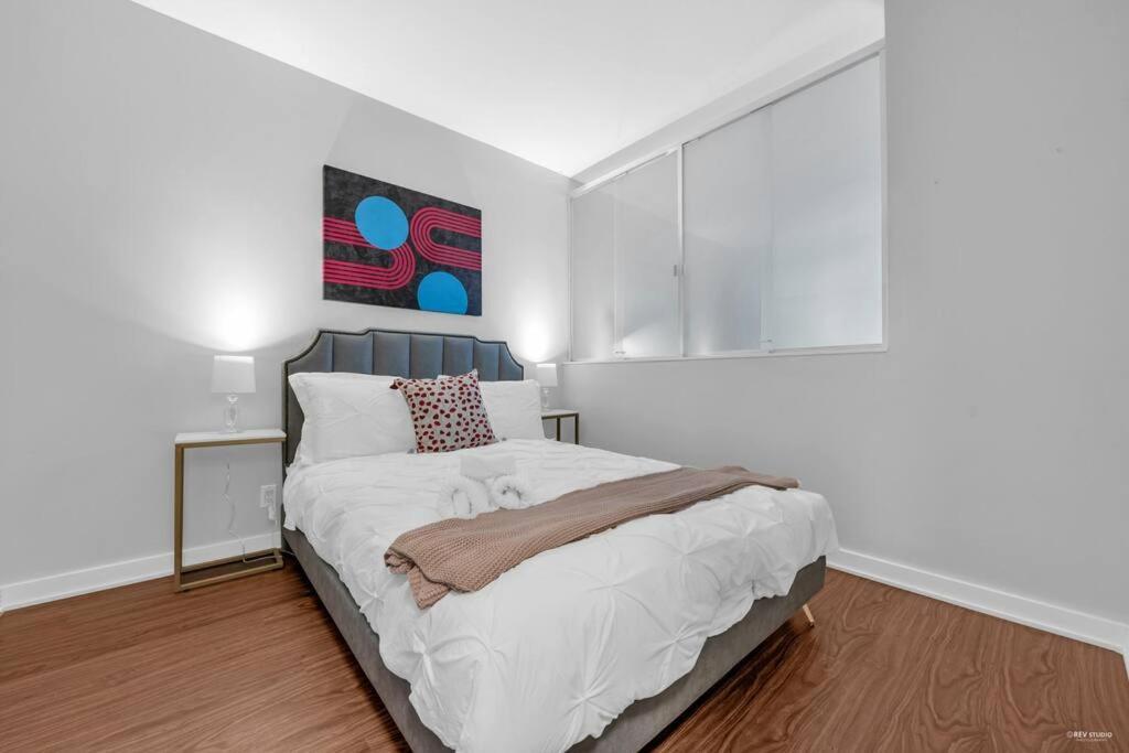 Lovely 2-bedrooms Downtown Free Parking Apartment Vancouver