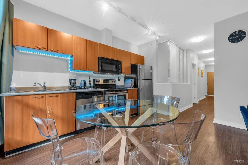 Lovely 2-bedrooms Downtown Free Parking Apartment