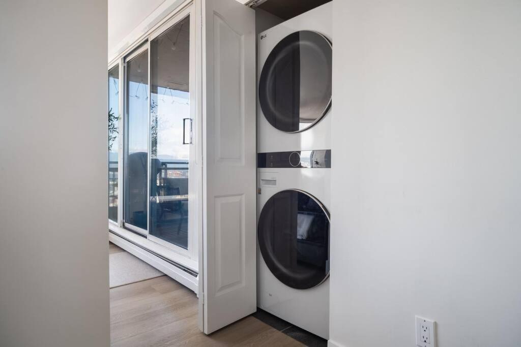 Luxury 2 Bed 2 Bath Downtown With Free Parking Apartment Vancouver