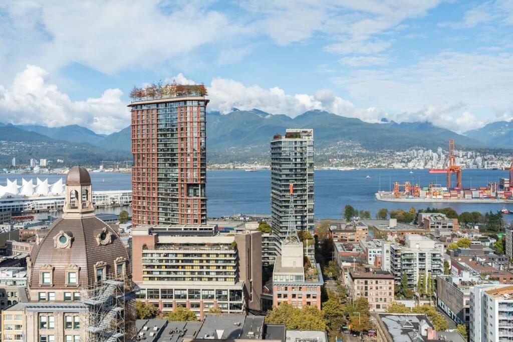 Luxury 2 Bed 2 Bath Downtown With Free Parking Vancouver