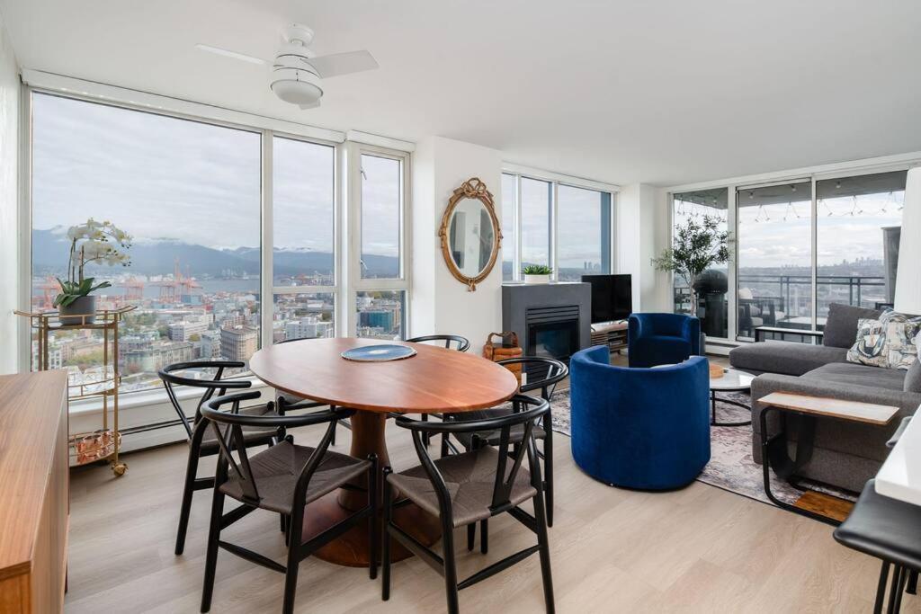 Luxury 2 Bed 2 Bath Downtown With Free Parking Vancouver