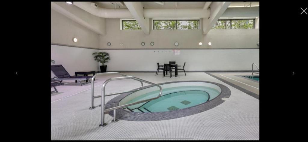 Luxury Jacuzzi Pool & Sauna In Prime Location *