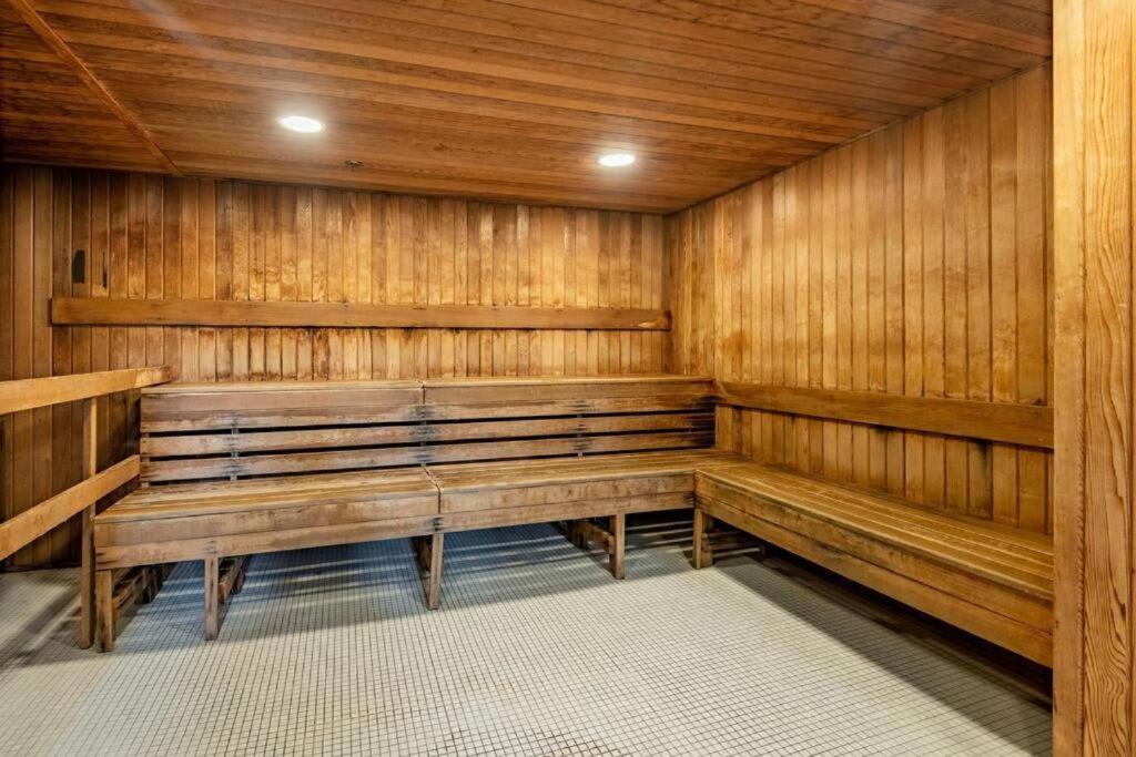 Luxury Jacuzzi Pool & Sauna In Prime Location Vancouver