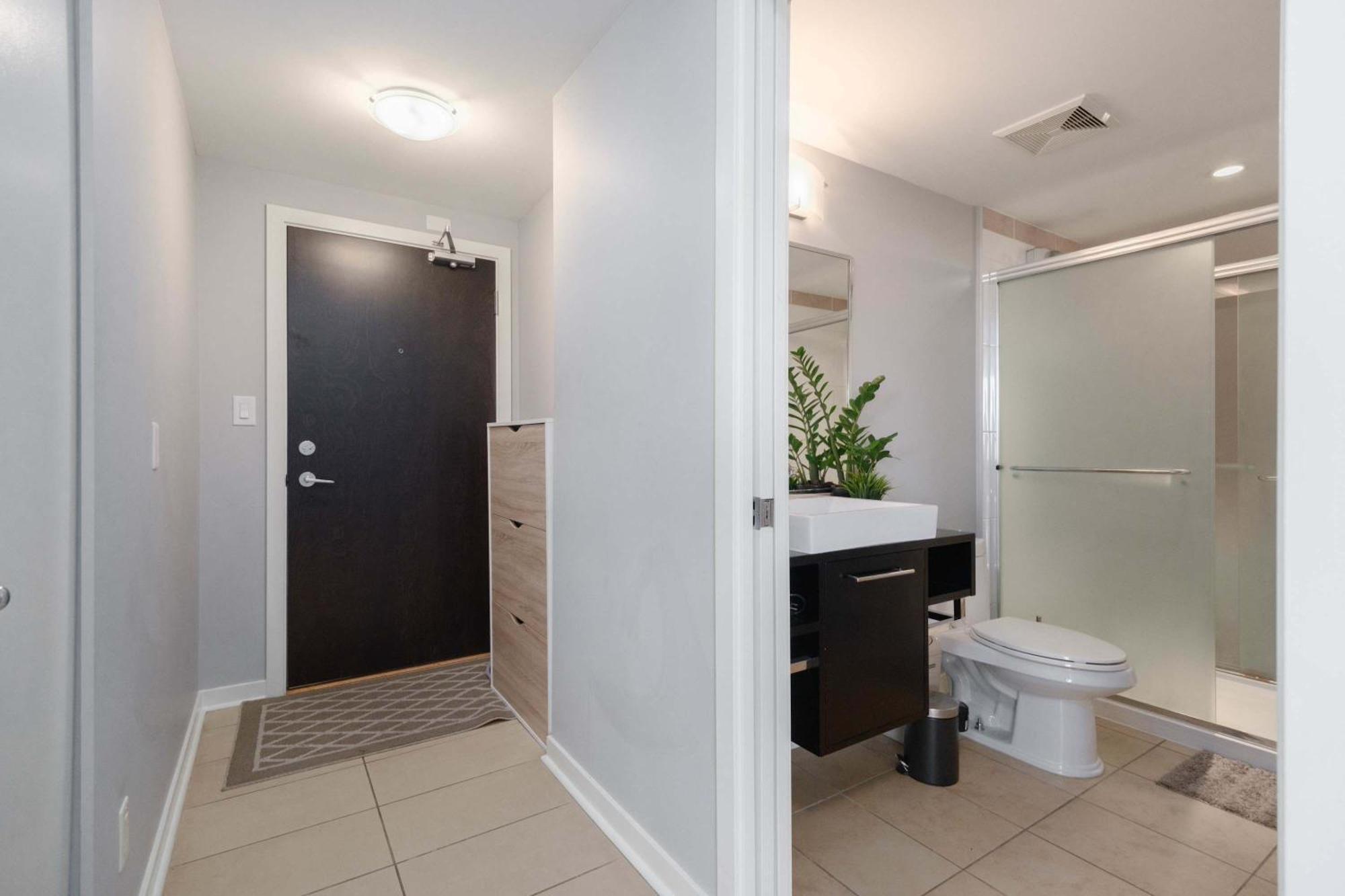 Luxury Jacuzzi Pool & Sauna In Prime Location Vancouver