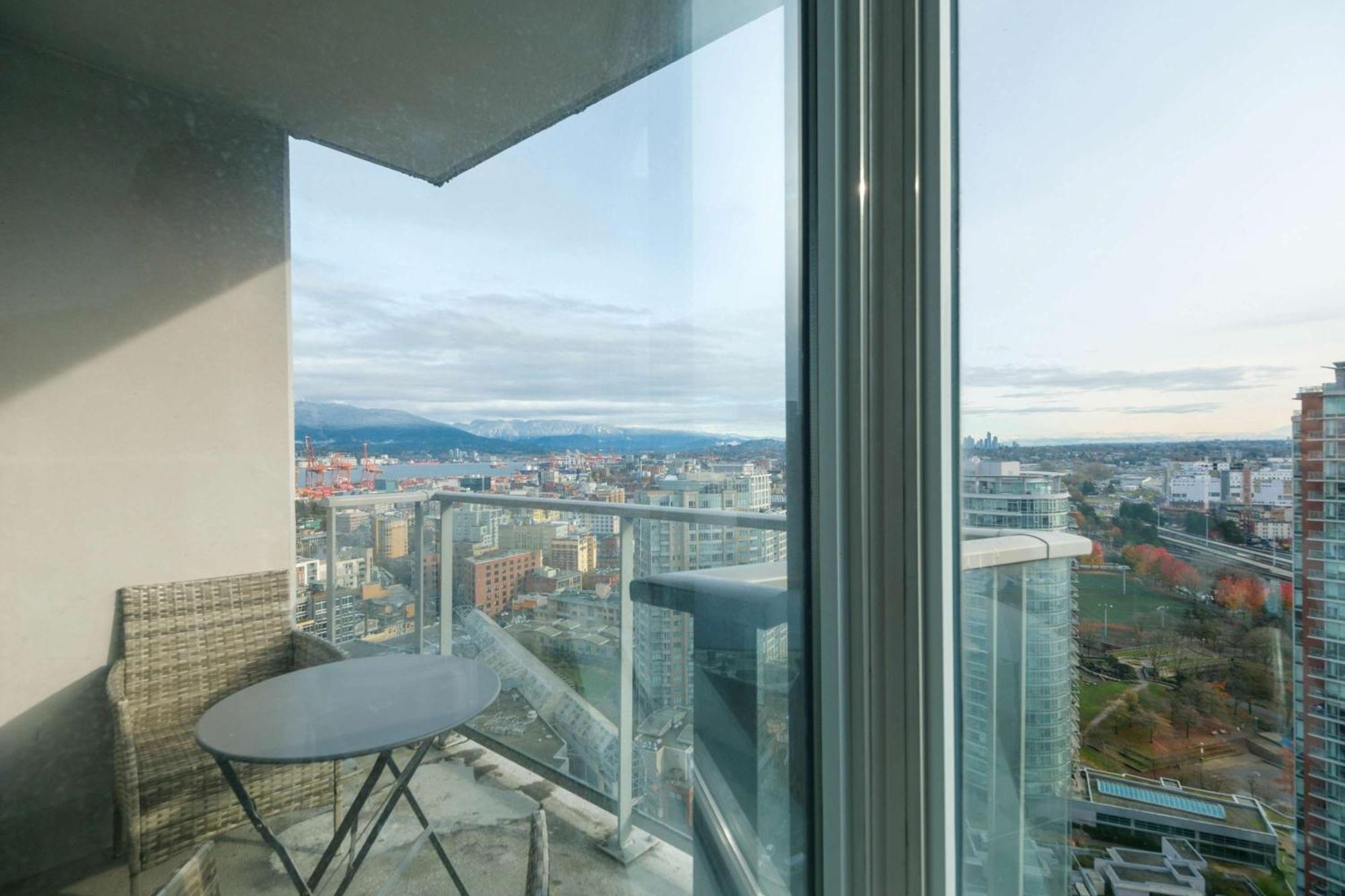 Luxury Jacuzzi Pool & Sauna In Prime Location Apartment Vancouver