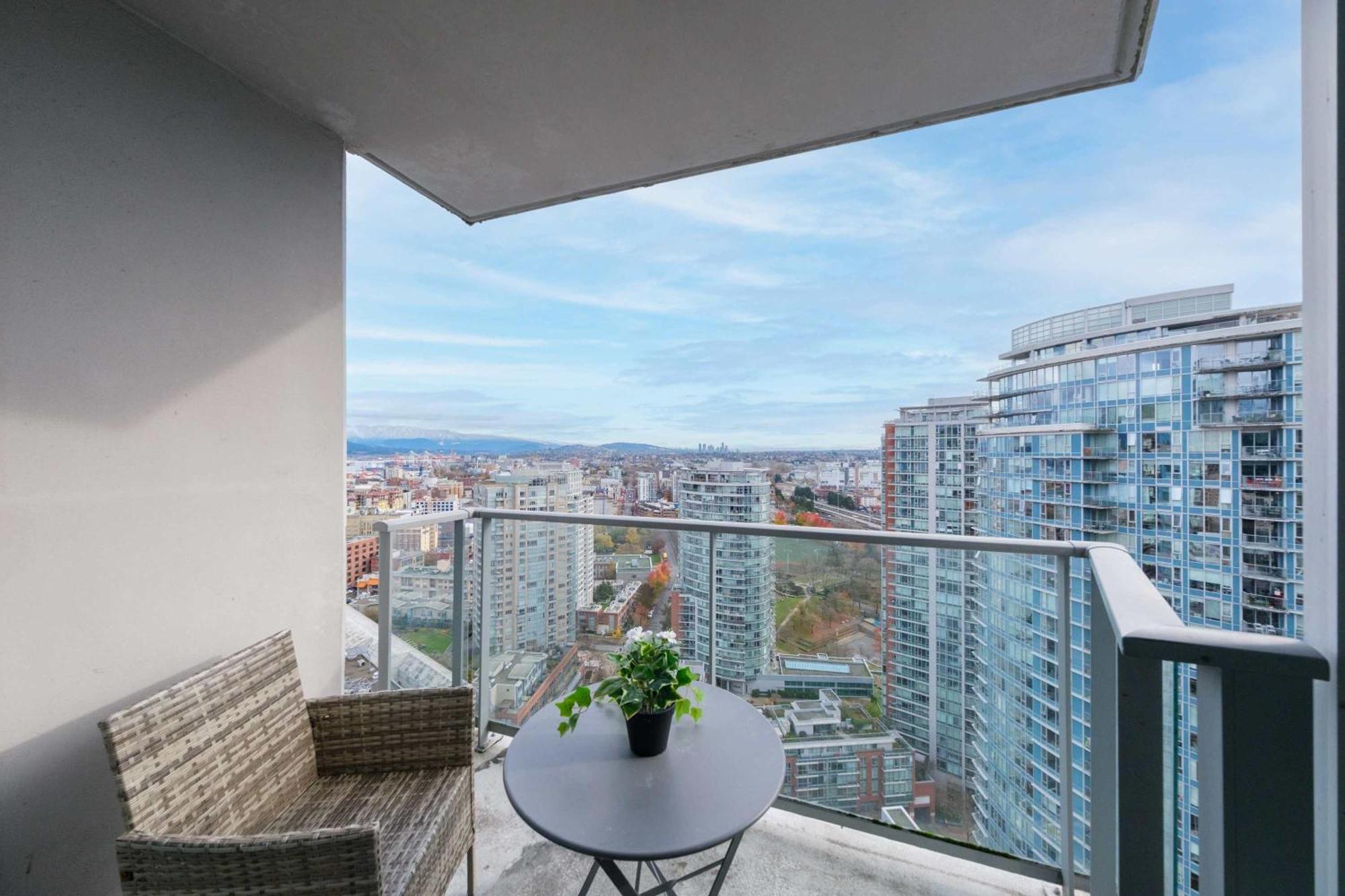 Luxury Jacuzzi Pool & Sauna In Prime Location Apartment *