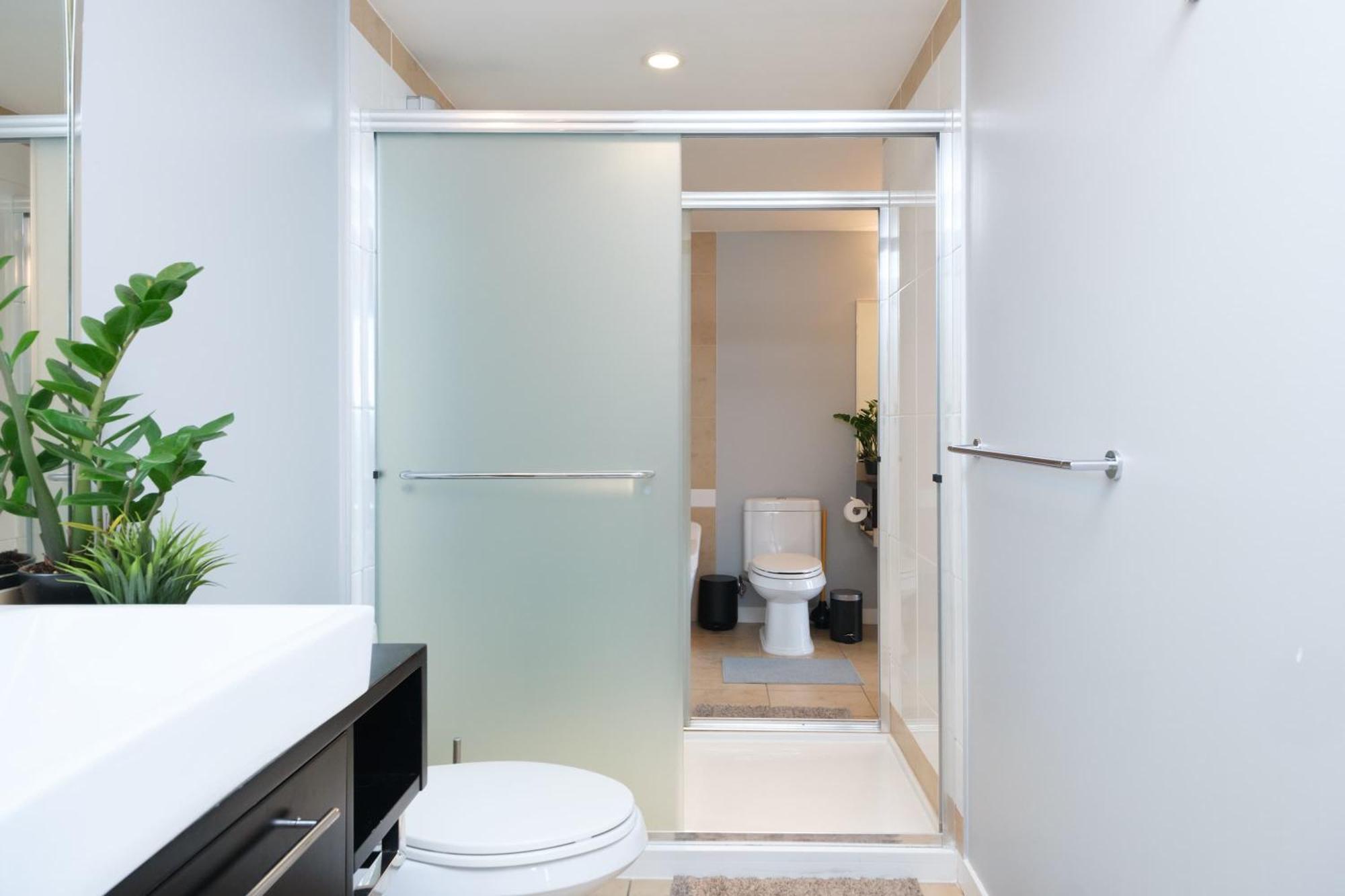 Luxury Jacuzzi Pool & Sauna In Prime Location * Vancouver