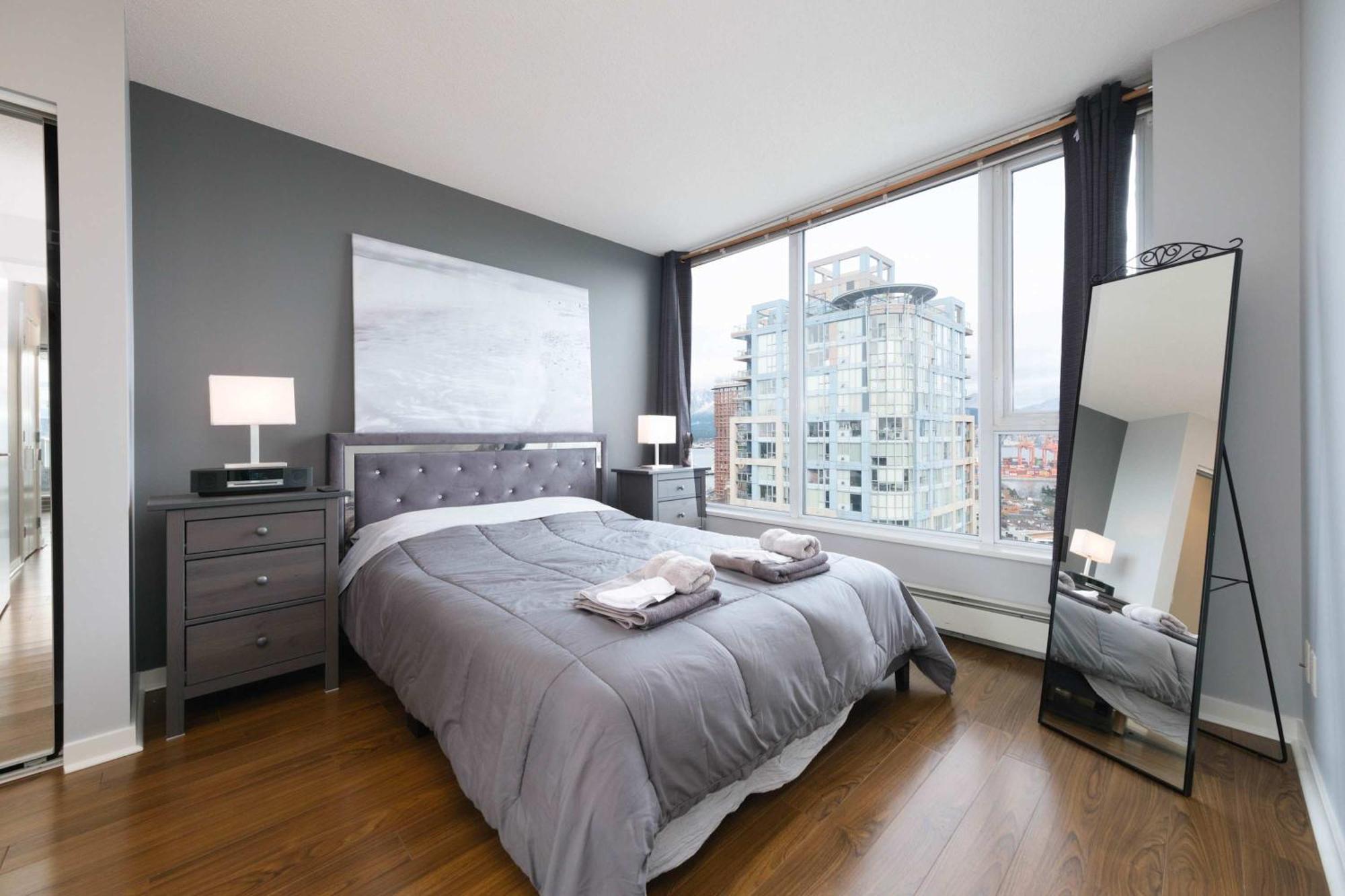 Luxury Jacuzzi Pool & Sauna In Prime Location * Vancouver