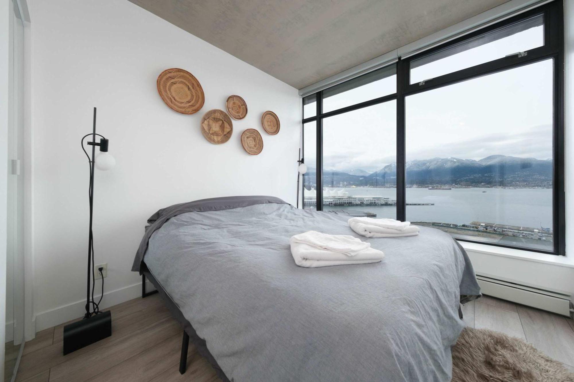 Apartment Modern Downtown With Stunning Water Views *