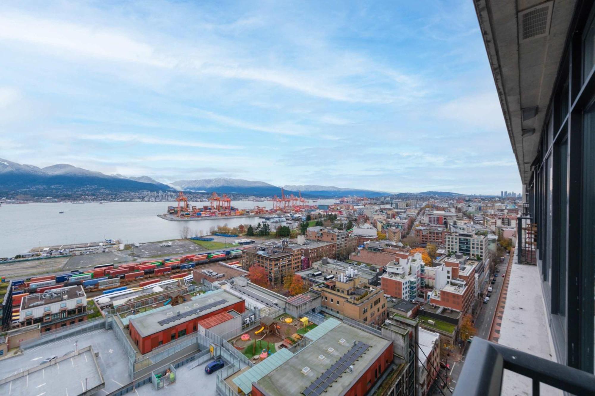 Modern Downtown With Stunning Water Views Apartment