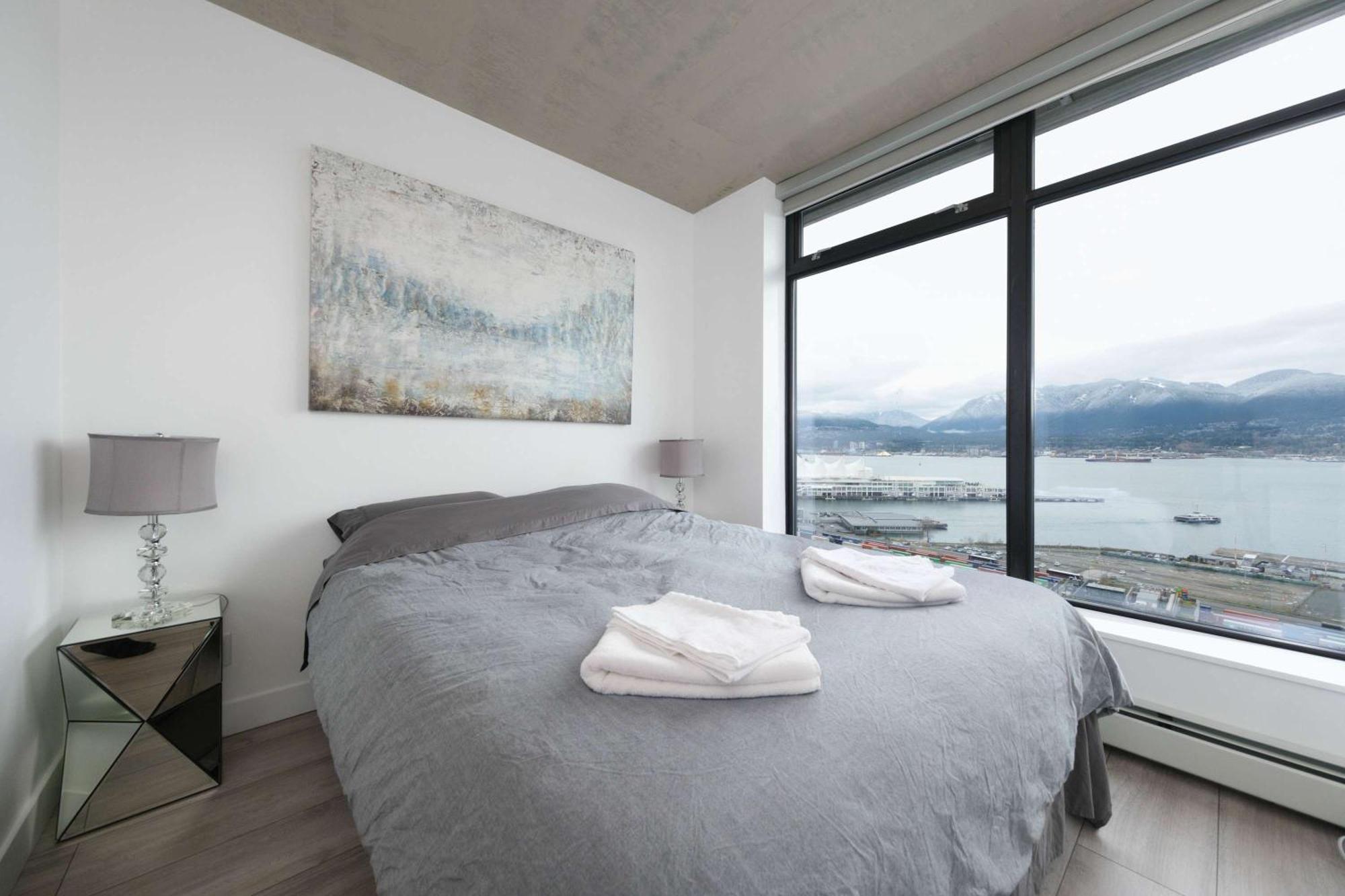 Apartment Modern Downtown With Stunning Water Views