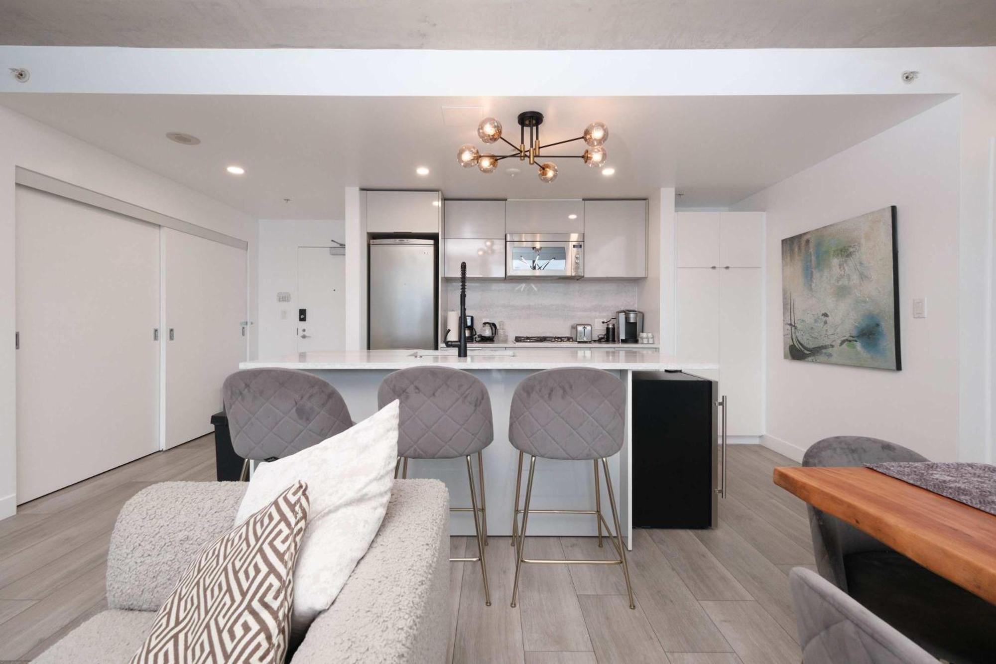 Apartment Modern Downtown With Stunning Water Views