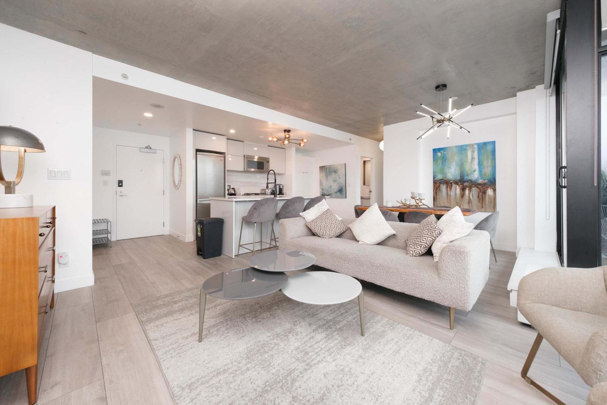 Apartment Modern Downtown With Stunning Water Views