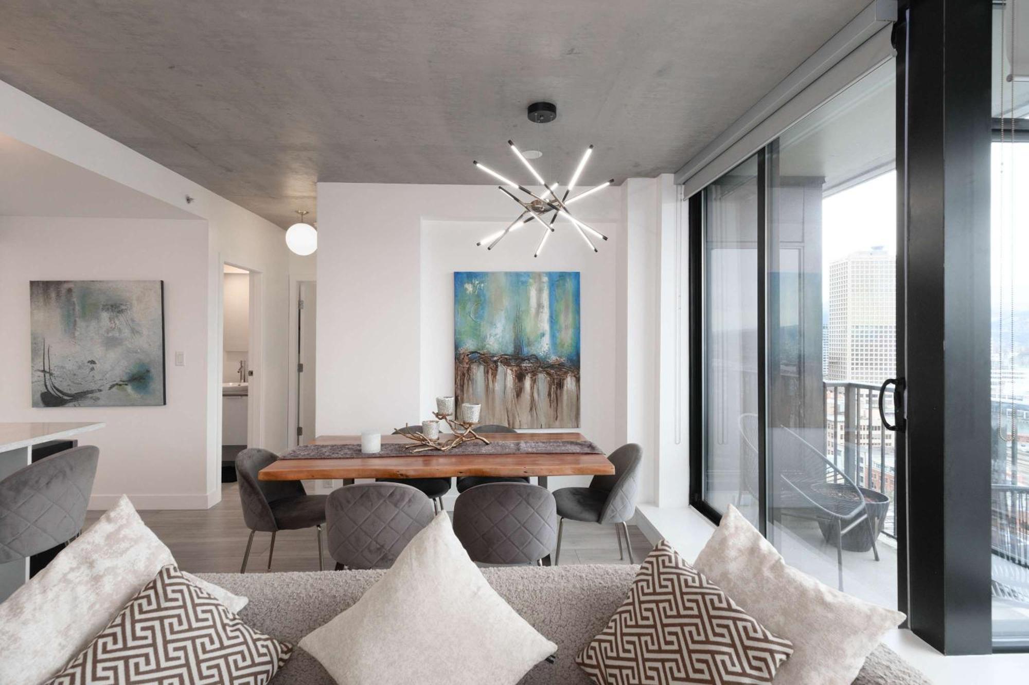 Apartment Modern Downtown With Stunning Water Views *
