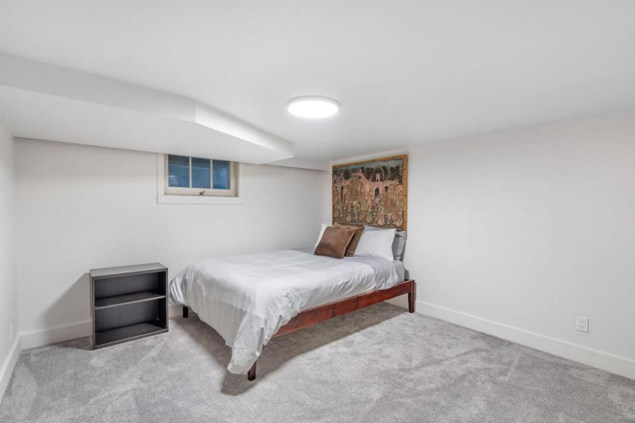 Cozy Basement With Skylights Apartment Vancouver