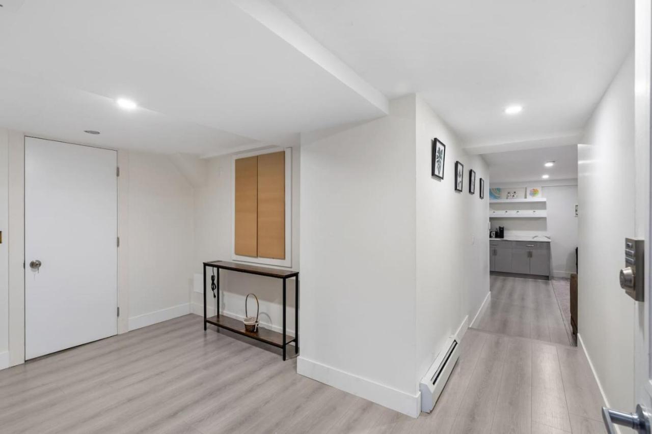 Cozy Basement With Skylights * Vancouver