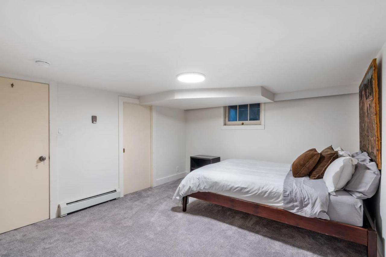 Apartment Cozy Basement With Skylights *