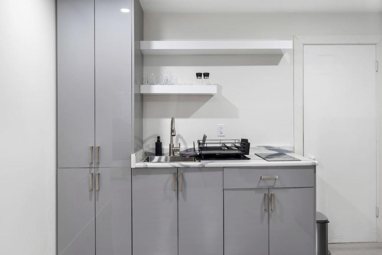 Cozy Basement With Skylights * Vancouver