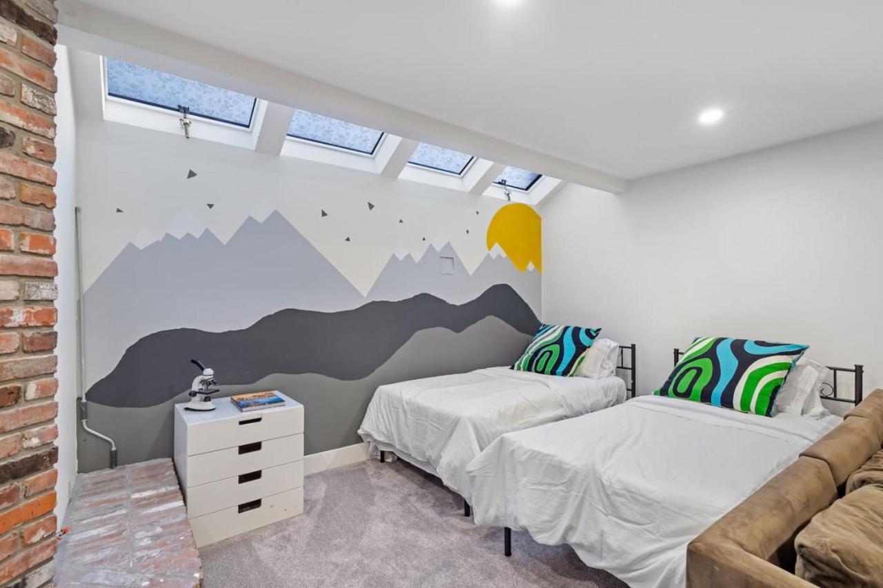 Cozy Basement With Skylights Apartment Vancouver
