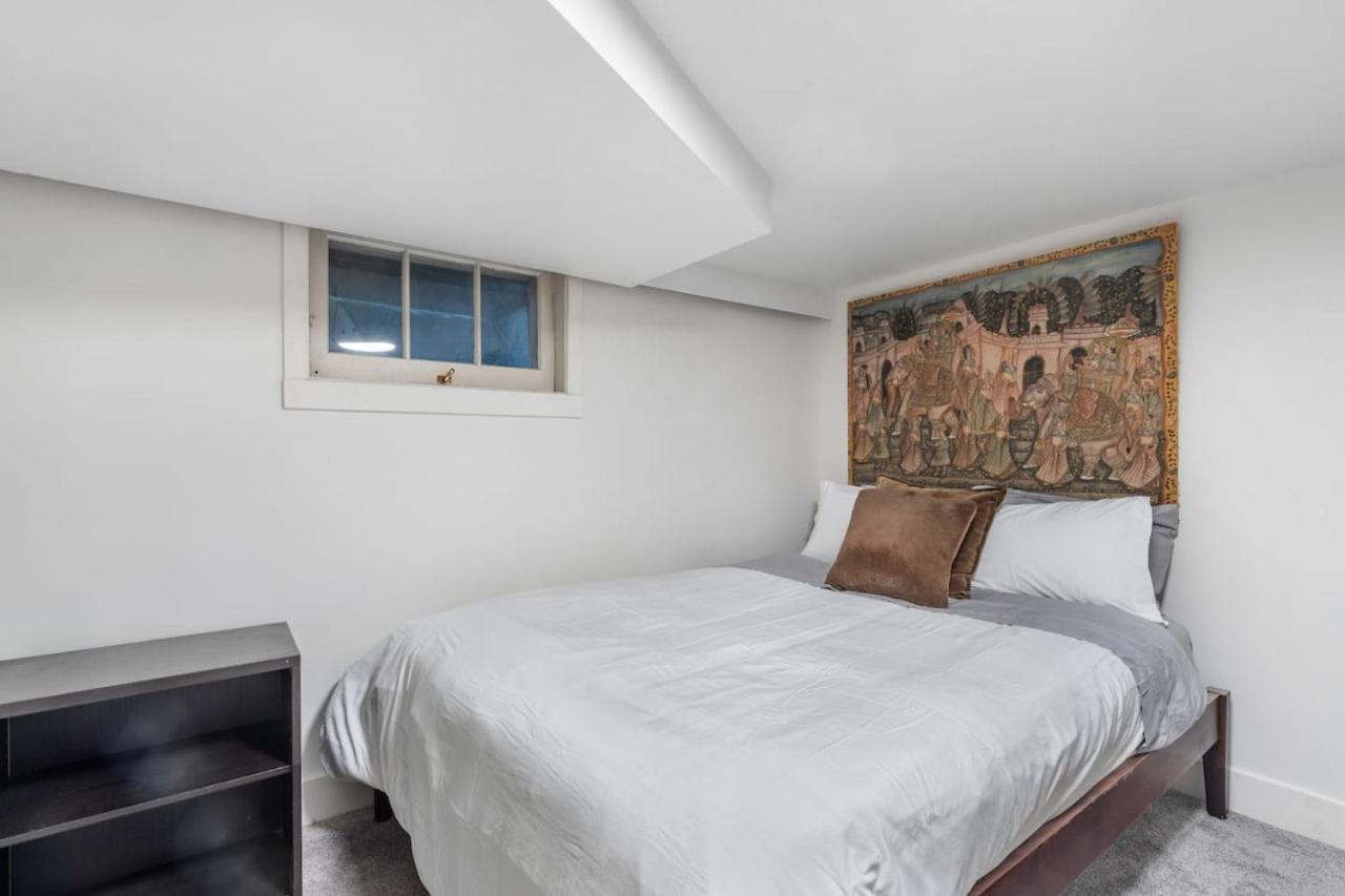 Cozy Basement With Skylights * Vancouver