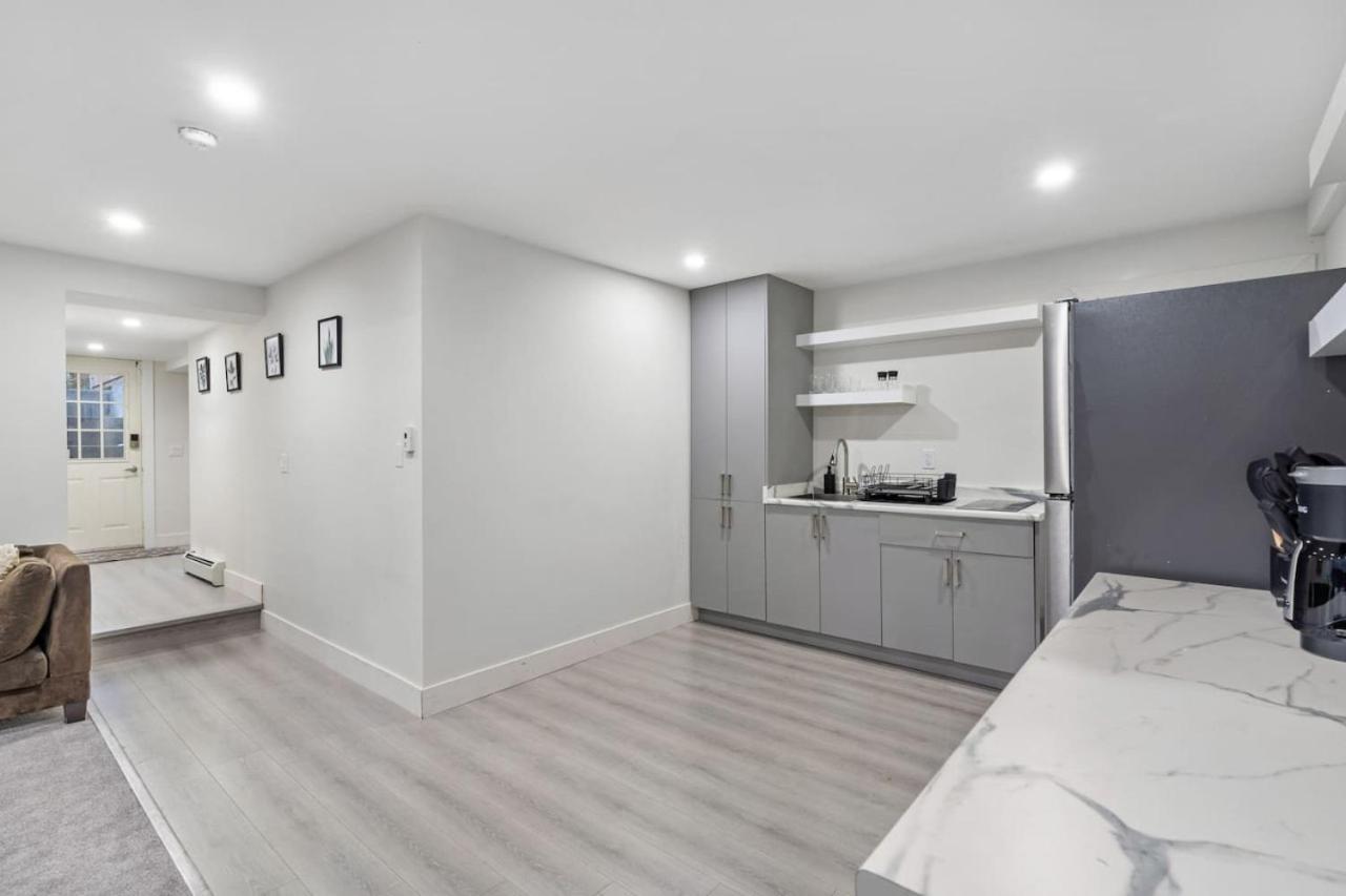 Apartment Cozy Basement With Skylights *
