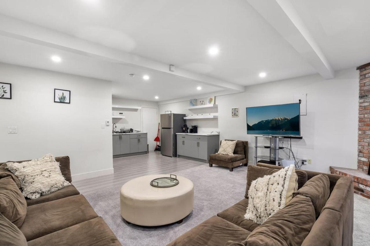 Cozy Basement With Skylights Apartment Vancouver
