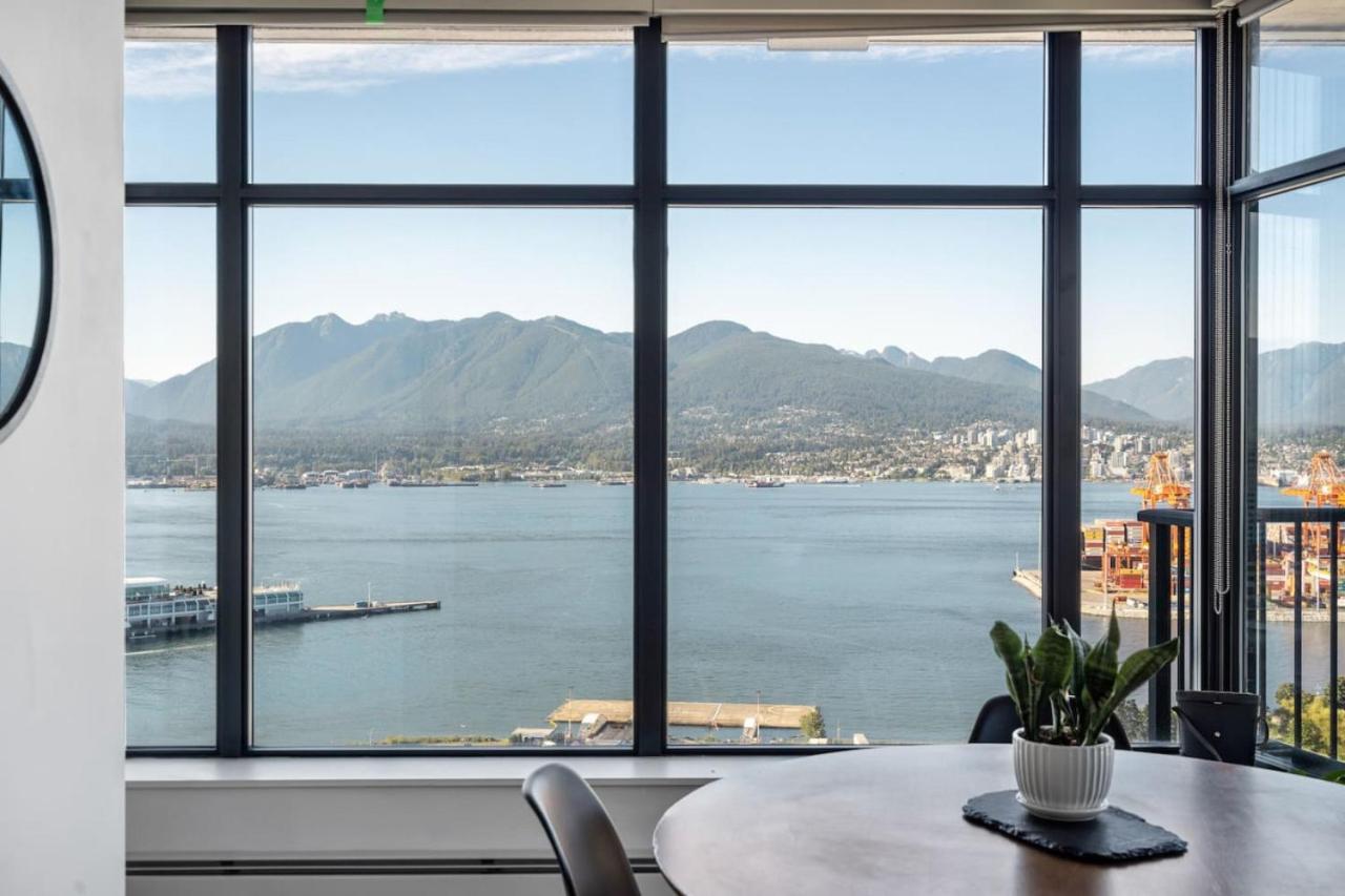 The W, Modernized 2 Bedroom Downtown Highrise Apartment *