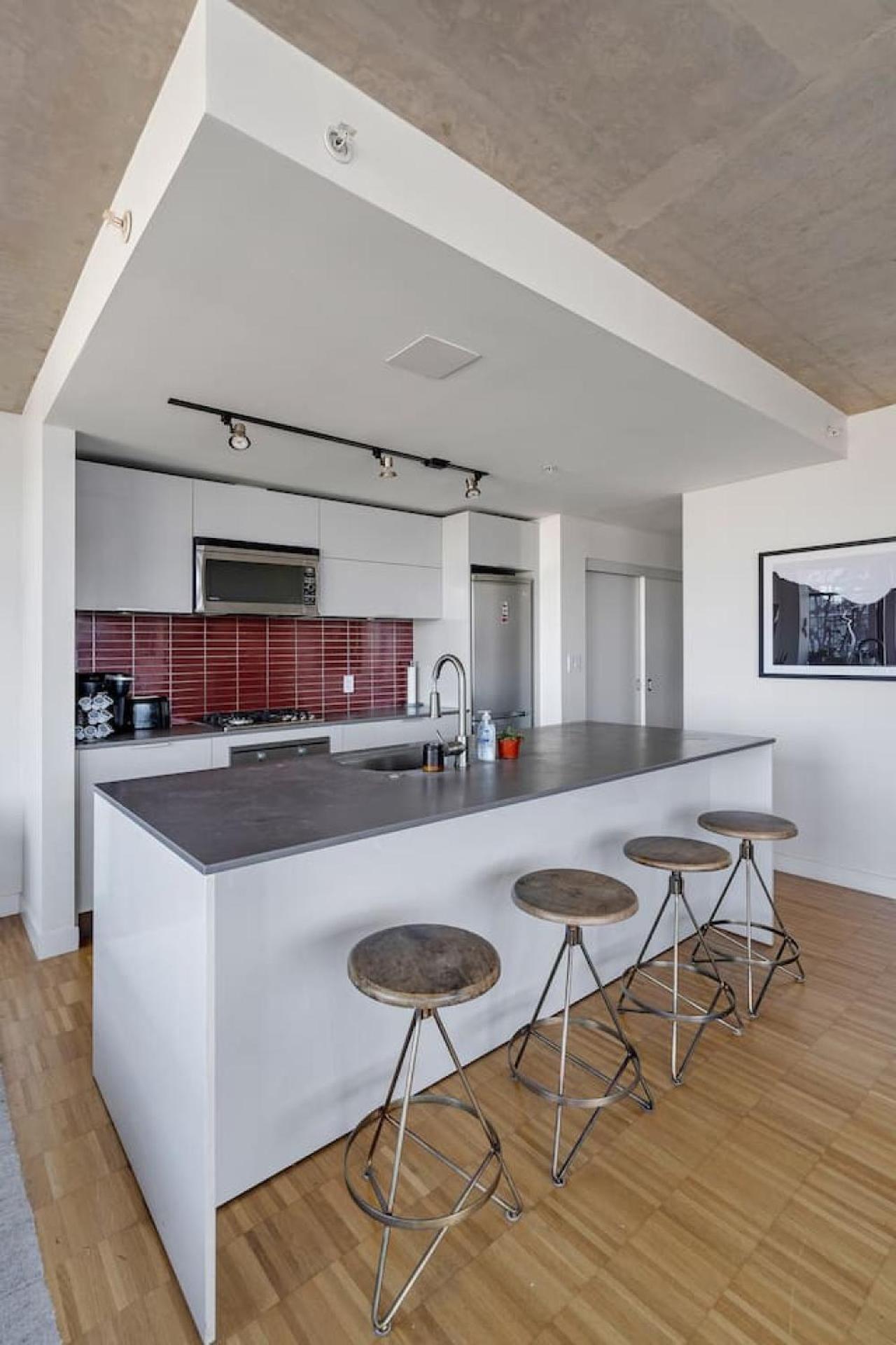 The W, Modernized 2 Bedroom Downtown Highrise Apartment *