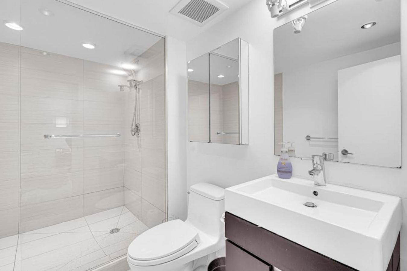 Comfortable 2-bed Near Ubc Holiday home Vancouver