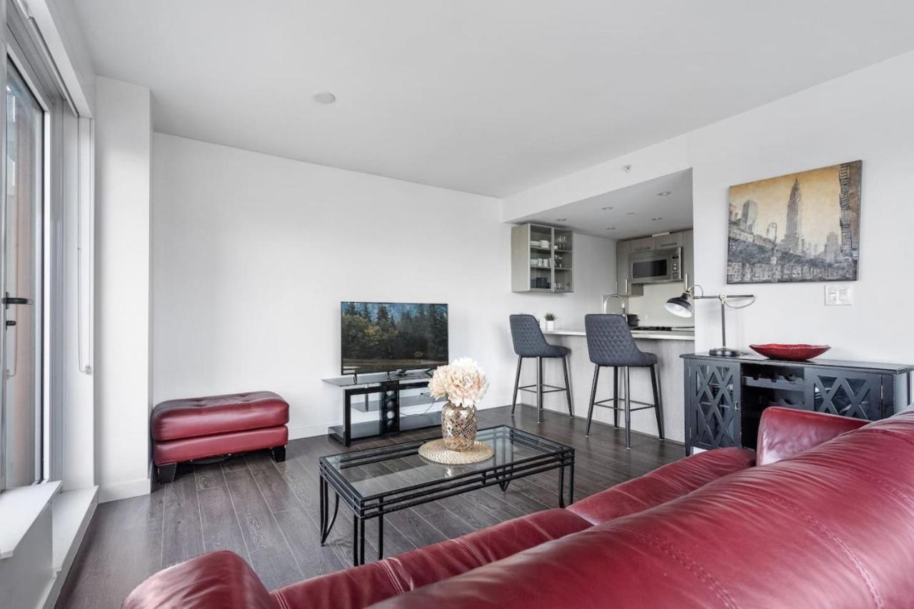 Spacious 2 Bedroom Downtown With Mountain Views Apartment *