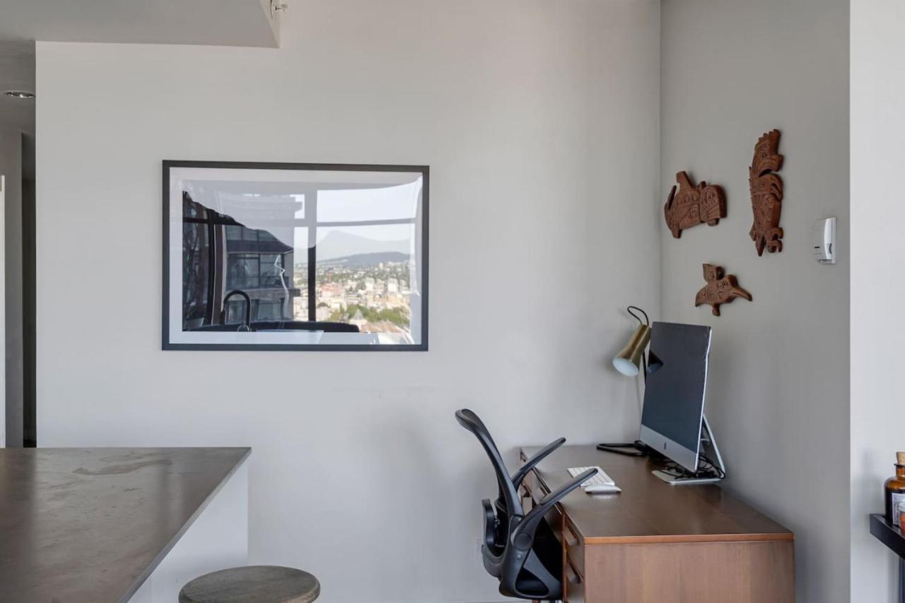 The W, Modernized 2 Bedroom Downtown Highrise Apartment Vancouver