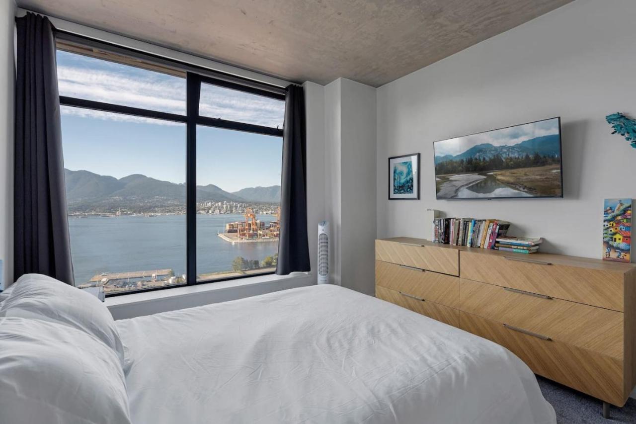 The W, Modernized 2 Bedroom Downtown Highrise Vancouver