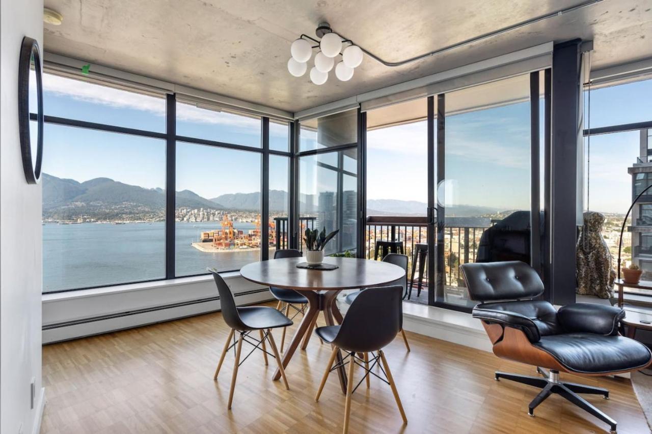 The W, Modernized 2 Bedroom Downtown Highrise Apartment *