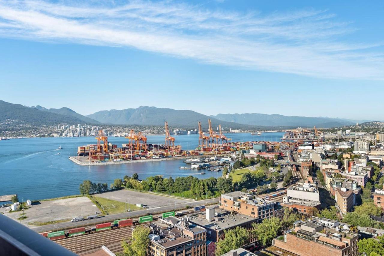 The W, Modernized 2 Bedroom Downtown Highrise Vancouver