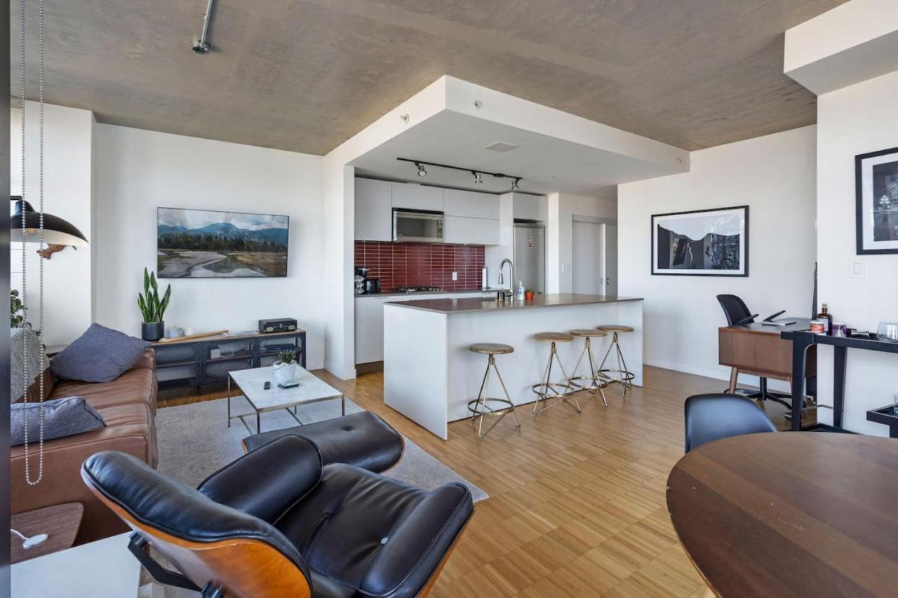 The W, Modernized 2 Bedroom Downtown Highrise Vancouver