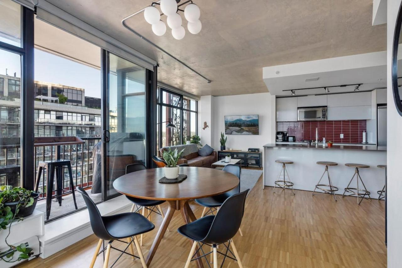 The W, Modernized 2 Bedroom Downtown Highrise * Vancouver