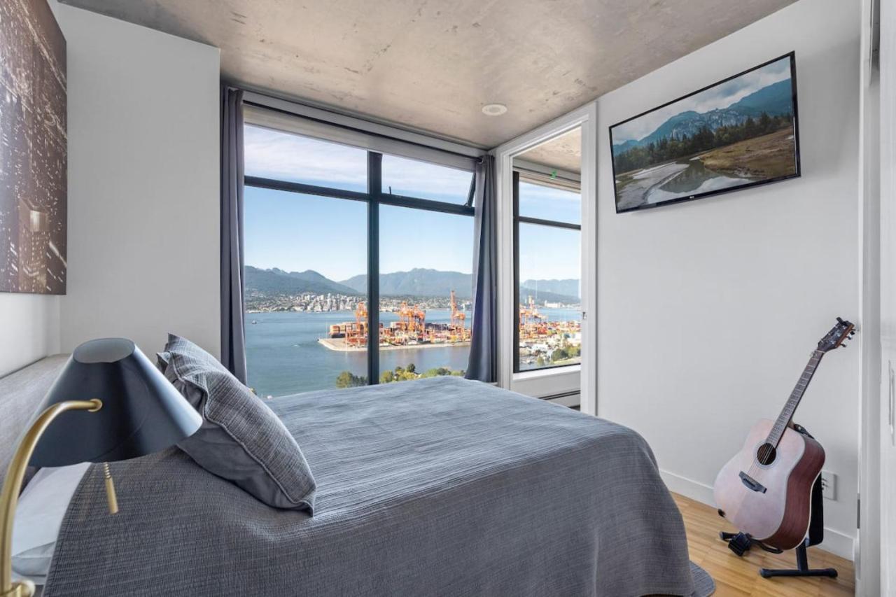 The W, Modernized 2 Bedroom Downtown Highrise Apartment Vancouver