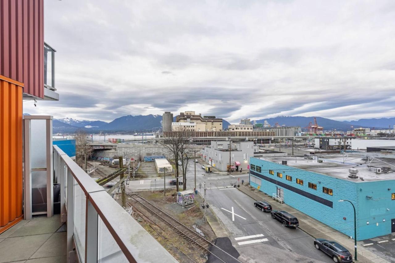 Spacious 2 Bedroom Downtown With Mountain Views *
