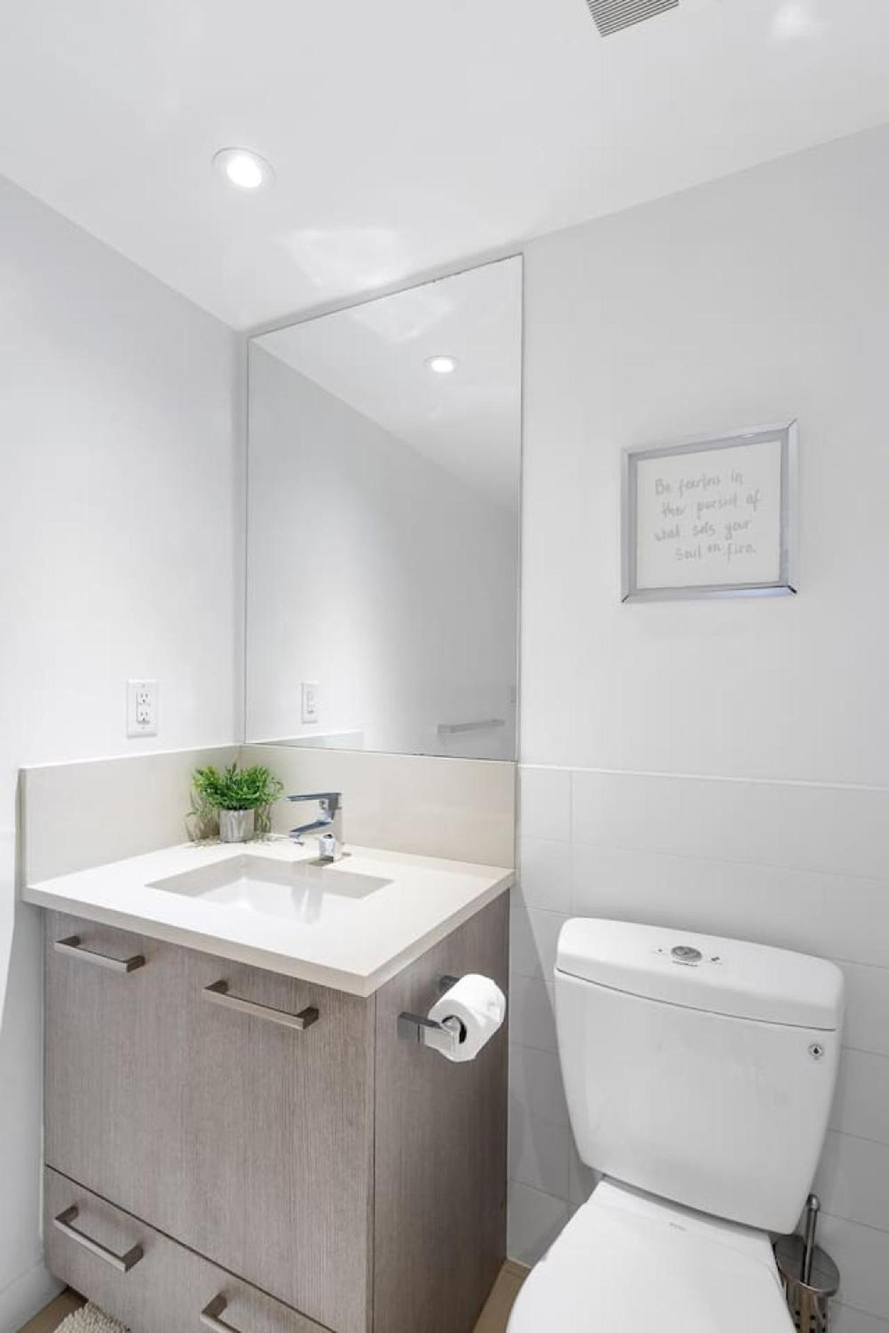 Spacious 2 Bedroom Downtown With Mountain Views Apartment Vancouver